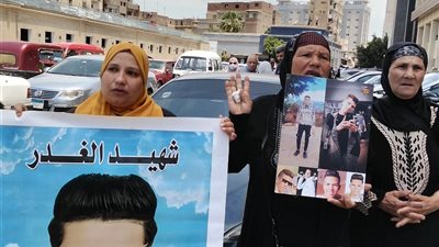 «جالي في الحلم وقالّي متسبيش حقي».. والدة محمود تروي تفاصيل مقتله