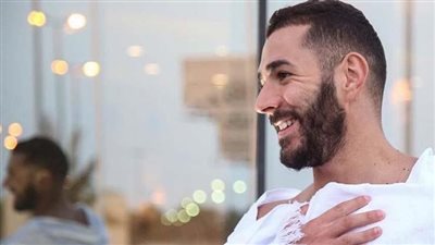 كريم بنزيما يؤدي مناسك الحج بعد انتهاء موسمه مع الهلال 