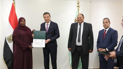 وزير الزراعة يُسلّم شهادات التخرج لـ 18 مبعوثاً من 11 دولة أفريقية وآسيوية