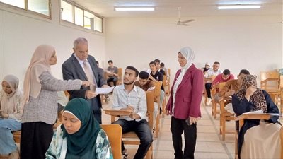 رئيس جامعة أسوان يتفقد امتحانات كلية تكنولوجيا المصايد والأسماك