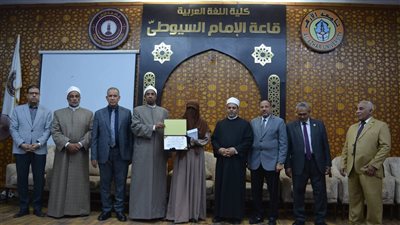 نائب رئيس جامعة الأزهر يكرم الفائزين في مسابقة السيرة النبوية والإنشاد الديني 
