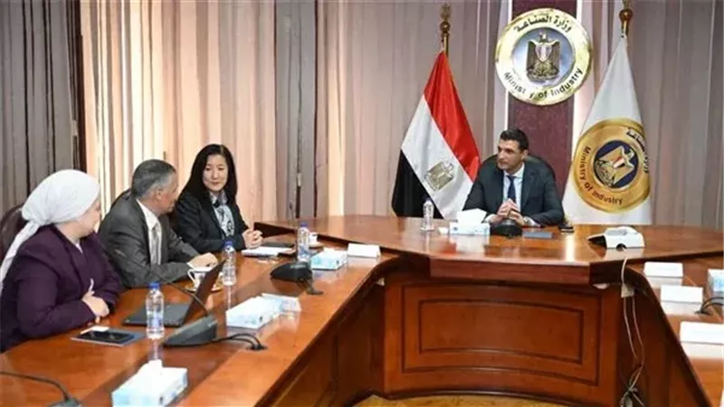 وزير الصناعة خلال