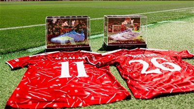 قميص وحذاء محمد صلاح يزينان ملعب أنفيلد في مباراته الأخيرة (صور)
