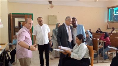 رئيس جامعة أسوان يتابع امتحانات كلية الخدمة الاجتماعية