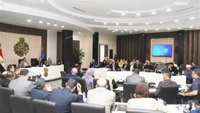 محافظ أسوان يناقش تطوير المنظومة الصحية ودعم المستشفيات