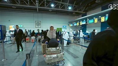 دموع امتزجت بالفرحة.. أسر شهداء الشرطة تغادر إلى الأراضي المقدسة لأداء الحج 
