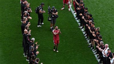 ليفربول يكرم محمد صلاح بممر شرفي تاريخي وسط دموع الملك