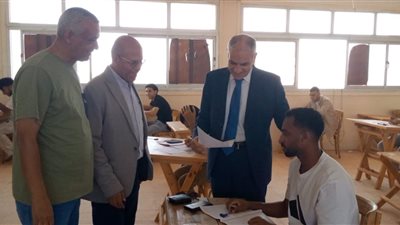 رئيس جامعة أسوان يتابع امتحانات هندسة الطاقة ويشيد بانضباط اللجان 