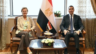 وزير الشباب والرياضة يلتقي مع سفيرة الاتحاد الأوروبي بالقاهرة
