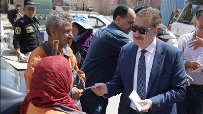 محافظ بورسعيد يشارك عمال النظافة فرحة عيد الأضحى ويوزع عليهم العيديات