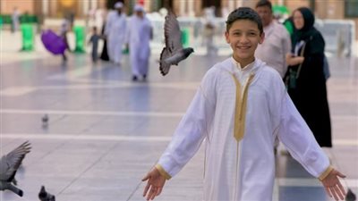 نجم دولة التلاوة القارئ عمر علي يخطف الأنظار خلال أداء مناسك الحج