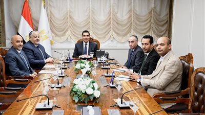 وزير الرياضة يبحث شراكة استراتيجية مع شركة روابط الرياضية لدعم الأبطال