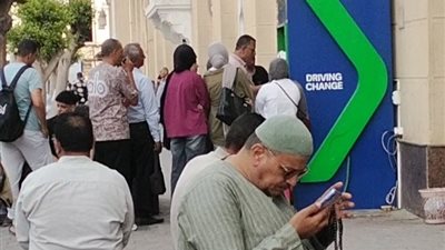 تكدس أمام ماكينات الـ ATM بشوارع طنطا والمواطنين: خايفين الفلوس تخلص من المكن