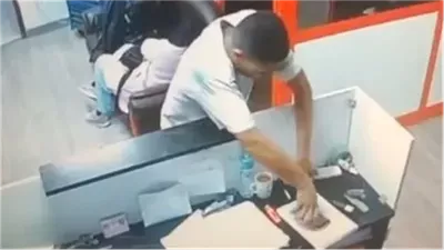 في غفلة من الجميع.. لص يسرق هاتفين من داخل سنتر تعليمي بأكتوبر ويهرب