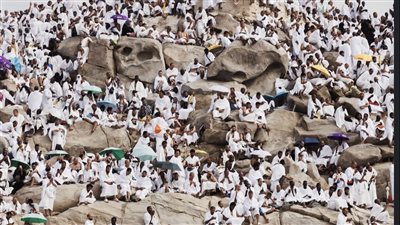 «دموع ودعوات على جبل الرحمة».. لقطات مبهجة لحجاج بيت الله الحرام تخطف القلوب في يوم عرفة
