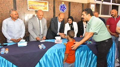 محافظ أسيوط يشارك الأيتام فرحة العيد.. هدايا وعيديات وتكريم للعاملين بدور الرعاية