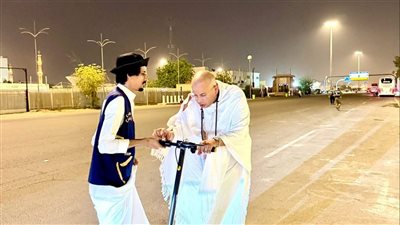 «سكوتر في عرفات».. أسامة قابيل يشيد بتسهيلات الحج هذا العام