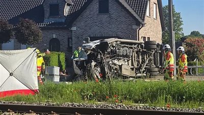 قتلى وجرحى في حادث مروع بين قطار وحافلة مدرسية في بلجيكا