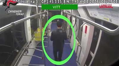 إيطاليا.. القبض على مصري بتهمة الاعتداء على شاب وسرقته في الترام (فيديو)