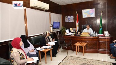 سكرتير عام المحافظة المساعد يناقش سبل تعظيم الموارد المحلية الذاتية بالفيوم