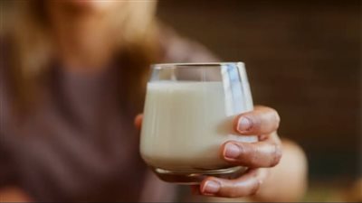 كم ساعة يمكن ترك الحليب خارج الثلاجة قبل أن يفسد؟ إليكِ التفاصيل 