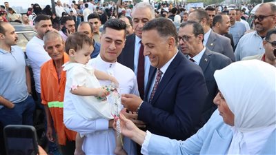 محافظ القليوبية يوزع الورود والهدايا على كورنيش النيل ببنها احتفالا بعيد الأضحى