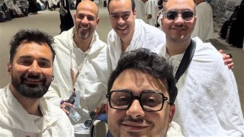 أحمد حاتم يؤدي فريضة