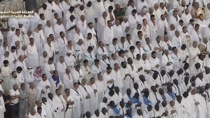 الحجاج يؤدون صلاة