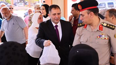 محافظ دمياط يشهد توزيع لحوم الأضاحي على الأسر الأولى بالرعاية