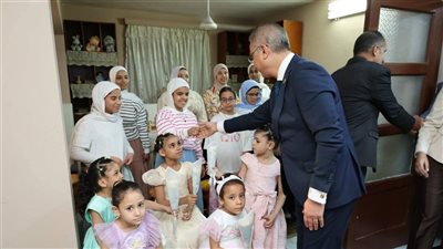 محافظ الجيزة يشارك فتيات مؤسسة الرعاية الإجتماعية للبنات بإمبابة فرحة عيد الأضحى