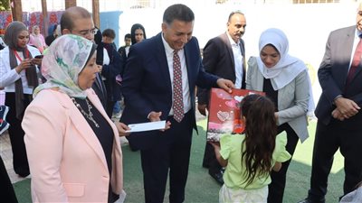 محافظ القليوبية يشارك اليتيمات بدار 