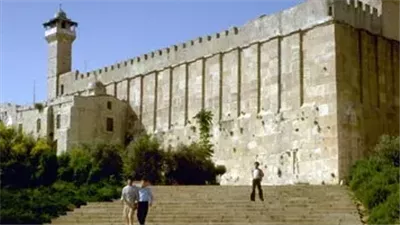 أوقاف الخليل تدعو لتكثيف الرباط في الحرم الإبراهيمي بعد فتحه بالكامل للمصلين