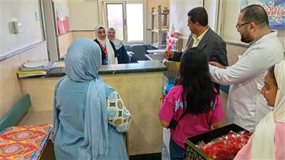 رئيس مدينة الباجور بالمنوفية يوزع ورد وشيكولاتة على المرضى والأطقم الطبية 