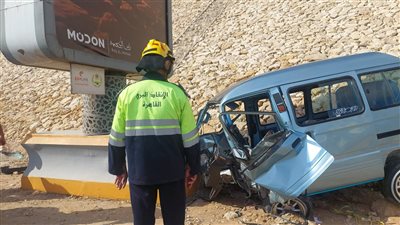 الحماية المدنية بالقاهرة تنقذ سائقا احتجز داخل سيارته بمحور المشير