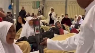 «وردة في الحج».. حاج إندونيسي يفاجئ زوجته بلقطة رومانسية تخطف القلوب | فيديو