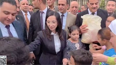 محافظ البحيرة توزع الهدايا على الأطفال وتشارك المواطنين فرحة عيد الأضحى