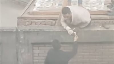 قائد قطار بالسكة الحديد يترك رحلته ويلتقي بأشخاص يشتبه في ترويجهم للمخدرات