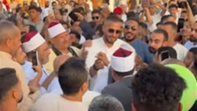 من صلاة العيد.. التفاف جماهيري حول عصام السقا |فيديو 