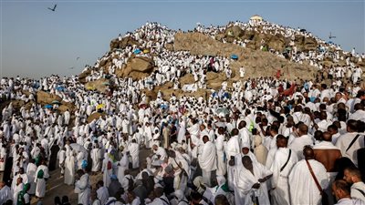 هتافات حجاج إيرانيين ضد أمريكا وإسرائيل في مكة.. ما حقيقة الفيديو المتدول؟