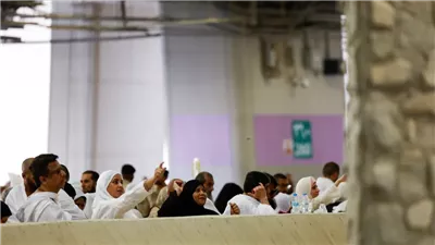 الحجاج يرمون الجمرات في أول أيام التشريق وسط تنظيم محكم في منى