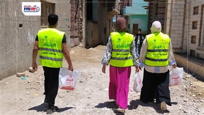 فى ثانى أيام العيد.. إستكمال نحر وتوزيع اللحوم على الأولى بالرعاية في الفيوم