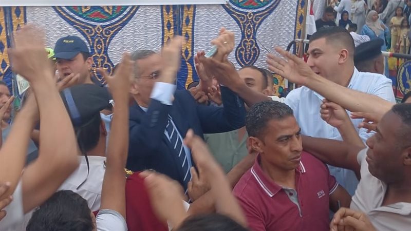 مدير أمن الأقصر يوزع