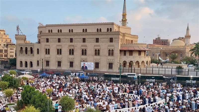 آلاف المواطنين يؤدون