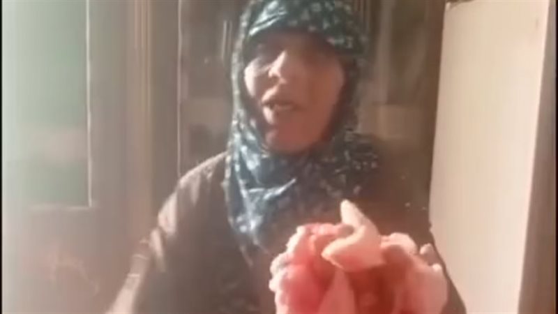 سيدة تننقد لحم الاضاحى