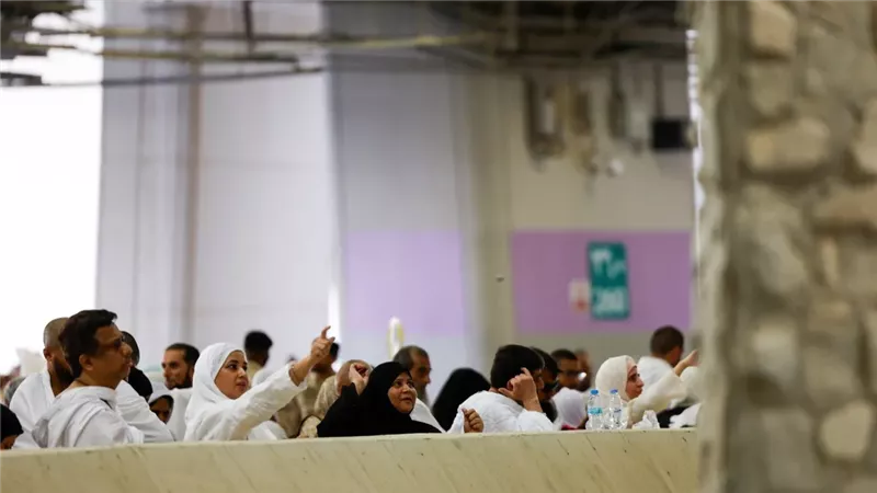 الحجاج يرمون الجمرات
