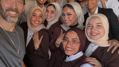 عمر حسن يوسف يشارك طلبة كلية الإعلام مناقشة مشروع تخرجهم: عاملين شغل محترفين 