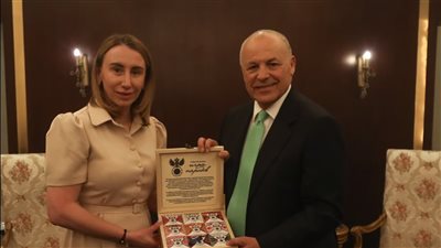 أبو ريدة يتبادل الدروع التذكارية مع رئيسة بعثة منتخب روسيا