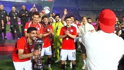 منتخب مصر يتسلم كأس العاصمة بعد الفوز على روسيا وديا
