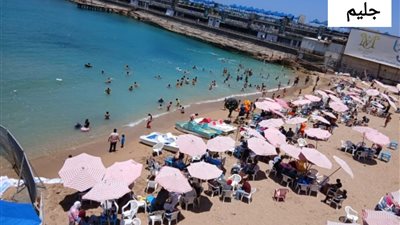 إشغال متوسط.. إقبال المواطنين على شواطىء الإسكندرية  60٪ ثالث أيام العيد