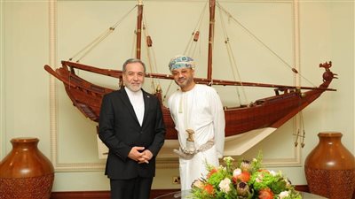 وزير الخارجية الإيراني يناقش مع نظيره العماني مستقبل إدارة مضيق هرمز
